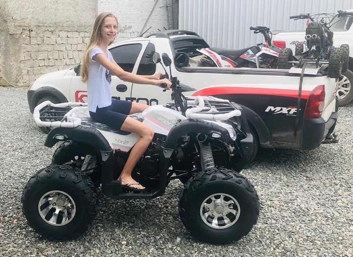 Kayane com seu novo Quadri 200cc. Pra andar do lado do irmão!!! Acelera garotaaaaaa!!!! TMJ